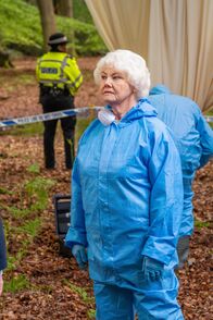 Inspector Barnaby – Was würde Inspector Barnaby nur ohne sie machen? Rechtsmedizinerin Fleur Perkins (Annette Badland) glänzt mit profundem Fachwissen, das Barnaby und Winter auf die richtige Spur bringt. Auch in diesem Fall?
