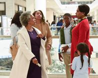 Abbott Elementary – Delisha Sloss (Shirley Jordan, vorne, l.), Henry (Christopher Farrar, 3.v.r.), Barbara Howard (Sheryl Lee Ralph, 2.v.r.)