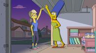 Die Simpsons – Piper Paisley (l.); Marge (r.)