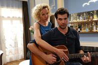Sturm der Liebe – Natascha (Melanie Wiegmann, l.); Konstantin (Moritz Tittel, r.)