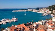 Auf dem Segelboot in Kroatien – Die Hafenstadt Split mit dem Hafen.