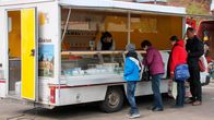 Typisch! – Ve auf dem Markt. Die Milch ihrer Kühe verarbeitet sie zu Käse, Joghurt oder Quark. Und verkauft im eignen Hofladen oder auf dem Wochenmarkt.