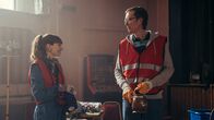 The Outlaws – Die ungeahnte Freundschaft zwischen Lady Gabby (Eleanor Tomlinson) und Greg (Stephen Merchant) wird immer stärker. Mit seiner rechtlichen Expertise will Gabby das exklusivste Musikfestival aller Zeiten auf die Beine stellen.