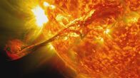 Faszination Universum – Die Sonne ist ein feuerspuckender Gigant aus glühend heißem Plasma. Dass sich angesichts dieser Bedrohung Leben auf der Erde entwickeln konnte, gleicht einem Wunder.