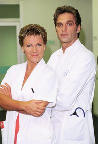 Nikola – 2. Staffel: Nikola (Mariele Millowitsch) und Dr. Schmidt (Walter Sittler)