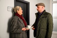 Bettys Diagnose – Mechthild Puhl (Sybille J. Schedwill) und Konrad Wagner (Thomas Balou Martin) diskutieren auf dem Flur.