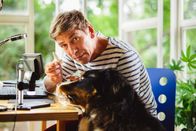 Löwenzahn – Kein Zweifel: Der Zahn stammt von einem Megadolon, einem riesigen Ur-Hai. Doch warum steckte der im Paddleboard von Nachbar David? Fritz Fuchs (Guido Hammesfahr) und Keks forschen weiter.