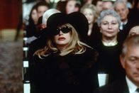 Der Club der Teufelinnen – Nach 25 Jahren treffen sich die Jugendfreundinnen Brenda, Elise (Goldie Hawn) und Annie in ihrer Heimatstadt wieder, doch leider aus einem traurigem Anlass ...