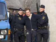 Mankells Wallander – Stefan Lindman (Ola Rapace, links) und sein uniformierter Kollege Svartman (Frederik Gunnarson, rechts) nehmen den zwielichtigen Schul-Hausmeister (Stefan Gödicke) fest, der als Drahtzieher in einem Kinderprostitutions-Ring tätig war.
