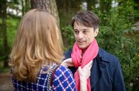 Sturm der Liebe – Robert (Lorenzo Patané, r.) ist überrascht, als Lucy (Jennifer Siemann, l.) ihm einen Schal schenkt.
