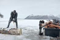 Alaska - Eisige Tradition – Joel Jacko hackt Holz, um es zu Brettern zu verarbeiten. (National Geographic/Wayne Shockey)