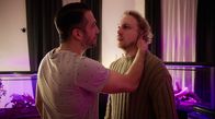 Die Heiland - Wir sind Anwalt – Tarek Naumann (Max Hemmersdorfer, l.) macht seinem jüngerer Bruder Simon (Lucas Lentes, r.) klar, dass über seine Geschäfte nichts nach außen dringen darf.
