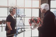 Diagnose: Mord – Mark (Dick Van Dyke, r.) verspricht seiner alten Freundin Danielle (Helen Reddy, l.), die an Alzheimer erkrankt ist, immer für sie da zu sein.