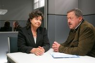 Die Rosenheim-Cops – Kommissar Hofer (Joseph Hannesschläger, r.) glaubt, dass Marga Tumblinger (Monika Baumgartner, l.) zur Mörderin wurde, um das Opfer zu beerben.