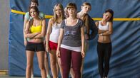 Der Lehrer – Stefan muss vertretungsweise bei den Mädchen als Sportlehrer einspringen. Dort stellt er fest, dass die schüchterne Lilli (Alina Stiegler, vorne) von den anderen Mädchen gemobbt wird.