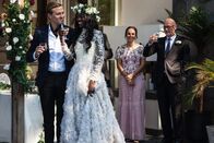 Exit – Henrik Kranz (Tobias Santelmann) und Tomine Kranz (Sonja Wanda) sind überglücklich: Sie sind frisch verheiratet und ahnen noch nicht, welchen Verlauf ihre glamouröse Hochzeitsfeier nehmen wird.