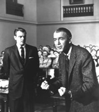 Anatomie eines Mordes – Strafverteidiger Paul Biegler (James Stewart, r.) liefert sich vor Gericht ein wortgewaltiges Duell mit der Staatsanwaltschaft, hier vertreten durch Mitch Lodwick (Brooks West, l.)