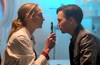 Song für Mia – Sebastian (Tim Oliver Schultz) kann plötzlich nicht mehr sehen und wird von der Augenärztin (Sophie von Kessel) untersucht.
