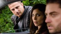 Die Informantin – Furkan (Adrian Saidi, li.) sieht die Liebe von seinem Bruder Musab (Timur Işık) zu Aylin (Aylin Tezel) kritisch.