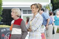 Desperate Housewives – Lynette (Felicity Huffman, r.) ruft alle Nachbarn zu einer Demonstration auf, um Pauls Plan zu verhindern. Doch noch ahnen Karen McCluskey (Kathryn Joosten, l.) und sie nicht, dass alles nicht ganz friedlich ablaufen wird ...