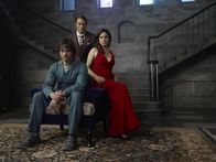 Hannibal – (2. Staffel) - Wem wird Alana (Caroline Dhavernas, r.) Glauben schenken - dem angesehenen Kollegen Dr. Hannibal Lecter (Mads Mikkelsen, M.) oder ihrem guten Freund Will (Hugh Dancy, l.)?