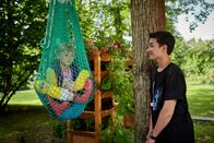 Schloss Einstein – Chiara (Jamila Weintritt) sitzt ganz schön in der Klemme. Ob Hermann (Thorin Holland) einen Rat hat?