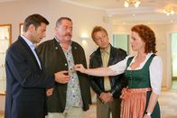 Die Rosenheim-Cops – Mord im Wellnesshotel: Die Kollegen (v.li.: Igor Jeftic, Joseph Hannesschläger, Max Müller) klären den Mord an Johanna Brückners (Christine Klein, r.) Ehemann auf.