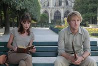 Midnight in Paris – Gil (Owen Wilson) lässt sich von eienr Museumsführerin (Carla Bruni) eine Passage aus einem französischen Buch übersetzen.