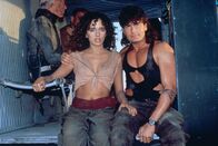 Hot Shots 2: Der 2. Versuch – Beim Einsatz im Nahen Osten finden Topper Harley (Charlie Sheen, r.) und Ramada (Valeria Golino, l.) wieder zueinander ...