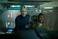 Prometheus - Dunkle Zeichen – Haben eine mörderische Begegnung mit unheimlichen Wesen aus einer fremden Welt: Pilot Janek (Idris Elba, r.) und Kommandantin Vickers (Charlize Theron, l.) ...