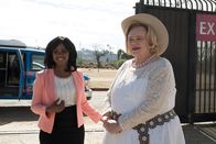 Baskets – Danielle Mana (Angela Martinez, l.); Christine Baskets (Louie Anderson, r.)
