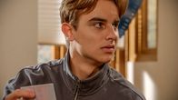 Rote Rosen – Till (Francesco Oscar Schramm m.) wird misstrauisch: warum will Marcel bei ihm übernachten? Als er Marcels Personalausweis findet, steht da ein anderer Name. Till (Francesco Oscar Schramm m.) wirft seinen mysteriösen Chatkumpel raus.
