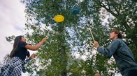 SommerCamp - Back To the Roots – Das Tellerwerfen klappt schon ganz gut bei Ha Chau und Jonas!