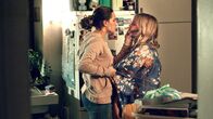 C'est ça l'amour – Frida (r, Justine Lacroix) und Niki Massina (Sarah Henochsberg) haben eine Auseinandersetzung wegen des gesundheitlichen Zustands des Vaters.; WDR Fernsehen C'EST CA L'AMOUR Uhr. Frida (r, Justine Lacroix) und Niki Massina (Sarah Henochsberg) haben eine Auseinandersetzung wegen des gesundheitlichen Zustands des Vaters.