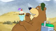 Unser Sandmännchen – Dr. Brumm isst genüsslich einen Eisbecher.