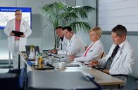 In aller Freundschaft – Hans-Peter Brenner (Michael Trischan, li.) hat eine neue Studie gefunden, die große Erfolgschancen mit der Kombination zweier Chemotherapie-Medikamente verzeichnet. Doch Brenners Mutter ist nicht mehr die jüngste und die Studie hat keine Erfahrungswerte - sie ist äußerst experimentell und riskant. Brenners Kollegen möchten ihn von der Behandlung abziehen, doch Hans-Peter lehnt das vehement ab.