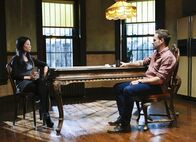 Elementary – Ermitteln in einem neuen Mordfall: Sherlock Holmes (Jonny Lee Miller, r.) und Joan Watson (Lucy Liu, l.) ...