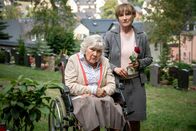 Erzgebirgskrimi – Anneliese Schulte (Jutta Wachowiak, l.) und ihre Tochter Heidi Schulte (Ruth Reinecke, r.) wissen so einiges.
