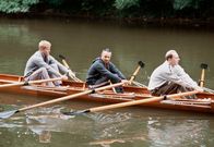 Tatort – v.l.n.r.) gehören zum sogenannten Kleeblatt des Rudervereins. Der vierte Mann ist seit einiger Zeit verschwunden - angeblich in Amerika...