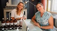 Wunderschön! – In Aix en Provence belegt Tamina Kallert (l) einen Parfum-Workshop bei Magali Fleurquin-Bonnard.