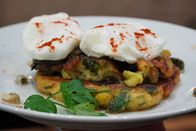 Zu Tisch ... – Zu Tisch Snowdonia – Wales Lauchkrapfen mit einer Paste aus Seegras, belegt mit pochierten Eiern Copyright: SRF/Berlin Producers/Axel Lischke