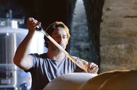 Die Pyrenäen – Winzer Emmanuel Poirmeur probiert den reifen Wein aus den Unterwassertanks.