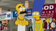 Die Simpsons – "Die Simpsons", "Conrad." Homer kommt teuer zu stehen, dass er Firmeninterna öffentlich macht. Als er zahlreiche Fotos von seiner Arbeitsstelle in den sozialen Netzwerken postet, wird Homer fristlos entlassen und muss wieder von ganz unten anfangen. Er wird Tellerwäscher in einem griechischen Restaurant - für Homer der tollste Job auf Erden! Inspiriert vom Schicksal ihres Vaters entwickelt Lisa eine App, die vorhersagen soll, wie sich das Postingverhalten auf die eigene Lebensrealität auswirkt.