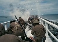 Dunkirk – "Dunkirk", Mai 1940. Die nordfranzösische Hafenstadt Dünkirchen ist von der Deutschen Wehrmacht eingekesselt worden. 400.000 Soldaten der Alliierten befinden sich auf den Stränden in aussichtsloser Lage. Der Ärmelkanal trennt sie von der rettenden Küste Englands. Das Meer zu überqueren, erscheint den Tod geweihten Truppen unmöglich. Die britische Marine startet eine beherzte Rettungsaktion. Unterstützt aus der Luft und verstärkt von zivilen Fischerbooten beginnt ein Kampf um jedes einzelne Leben.