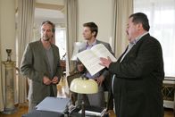 Die Rosenheim-Cops – Was verbirgt Bernd Völz (Daniel Friedrich, li.) vor den Kommissaren Sven Hansen (Igor Jeftic, m.) und Korbinian Hofer (Joseph Hannesschläger, re.)?