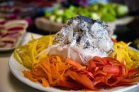 Zu Tisch ... – Die Gemüse-Tagliatelle wird als frische Beilage zur Pâté serviert.