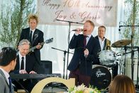 Modern Family – Mitchell Pritchett (Jesse Tyler Ferguson, 2.v.r.)., Cameron Tucker (Eric Stonestreet, r.)