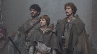 Die Pilgerin – Zurück aus Santiago de Compostela, finden Tilla (Josefine Preuß, Mitte), Sebastian (Jacob Matschenz, rechts) und Manfred (Carlo Ljubek, links) die Stadt Tremmlingen in Aufruhr. in Verbindung mit der Sendung bei Nennung ZDF/Jirí Hanzl