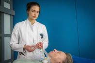 Notruf Hafenkante – Dr. Eva Grünberg (Laura Berlin, l.) hadert mit sich. Sie hat sich Hanna Jacobs' (Komparsin) Mann gegenüber nicht sehr einfühlsam benommen.