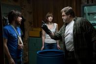 10 Cloverfield Lane – Immer wieder kommen Emmett (John Gallagher jr., l.) und Michelle (Mary Elizabeth Winstead, M.) Zweifel daran, dass sie in Howards (John Goodman, r.) Bunker mit ihm zusammen sicher sind. Doch was sollen sie tun, wenn nur er den Schlüssel hat?; Immer wieder kommen Emmett (John Gallagher jr., l.) und Michelle (Mary Elizabeth Winstead, M.) Zweifel daran, dass sie in Howards (John Goodman, r.) Bunker mit ihm zusammen sicher sind. Doch was sollen sie tun, wenn nur er den Schlüssel hat?